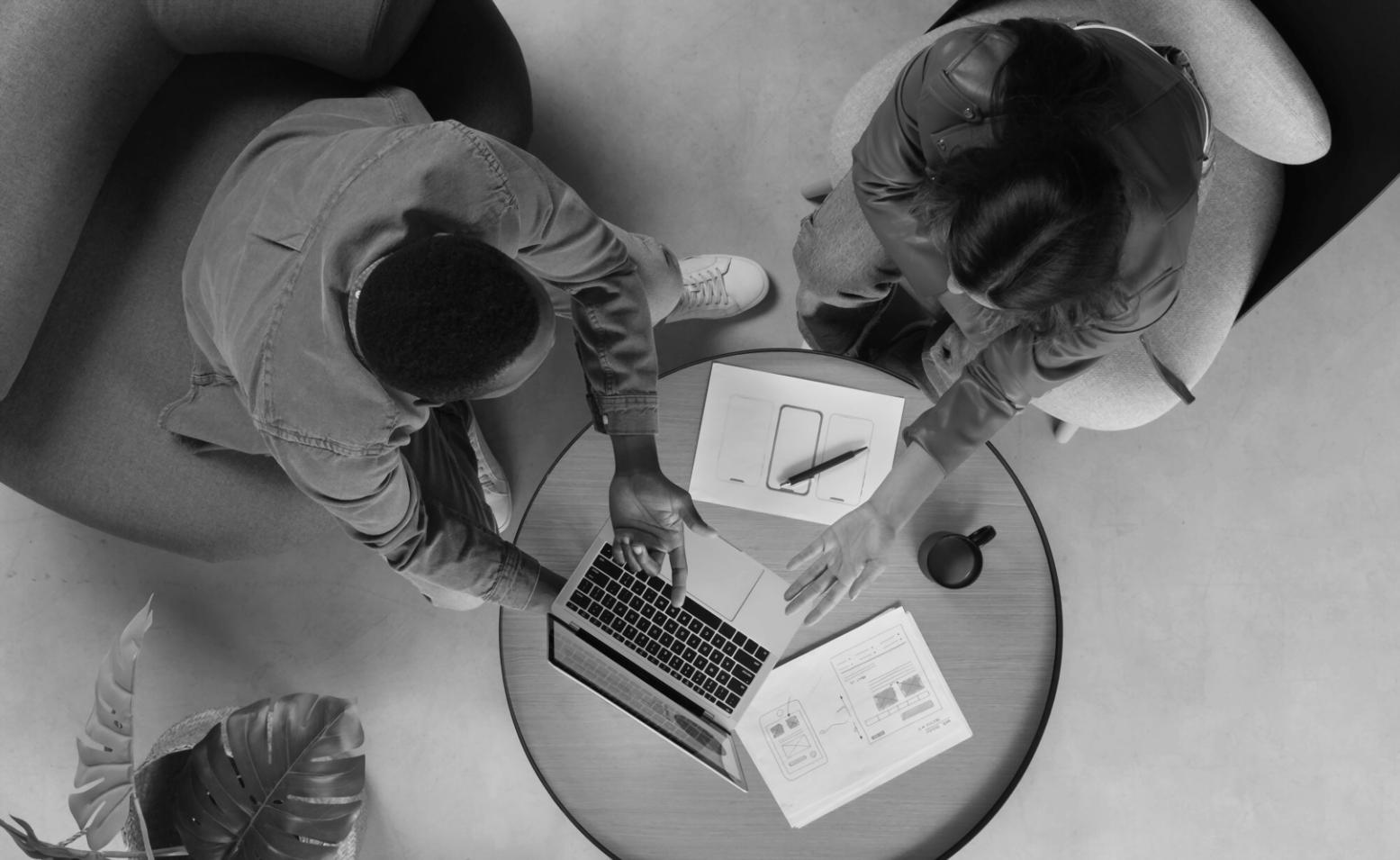 Studenti durante una sessione pratica di trucco professionale nei laboratori vionariq